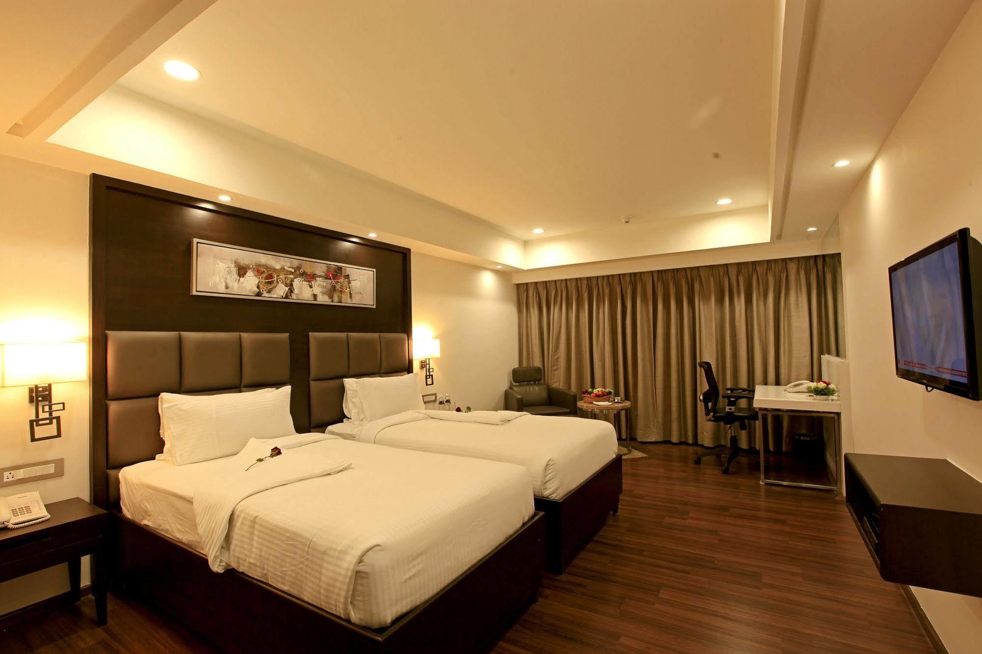 Goutham Grand Hotel - Tenali Vijayawāda Zewnętrze zdjęcie
